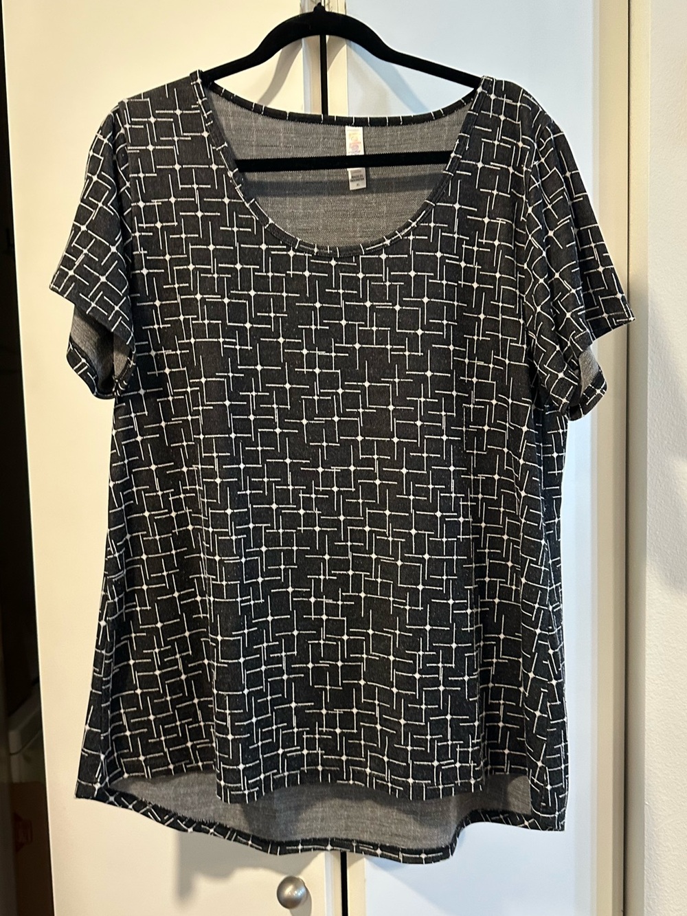 Lukaroe Mitzi Women's Black Geometric Short-Sleeve Top